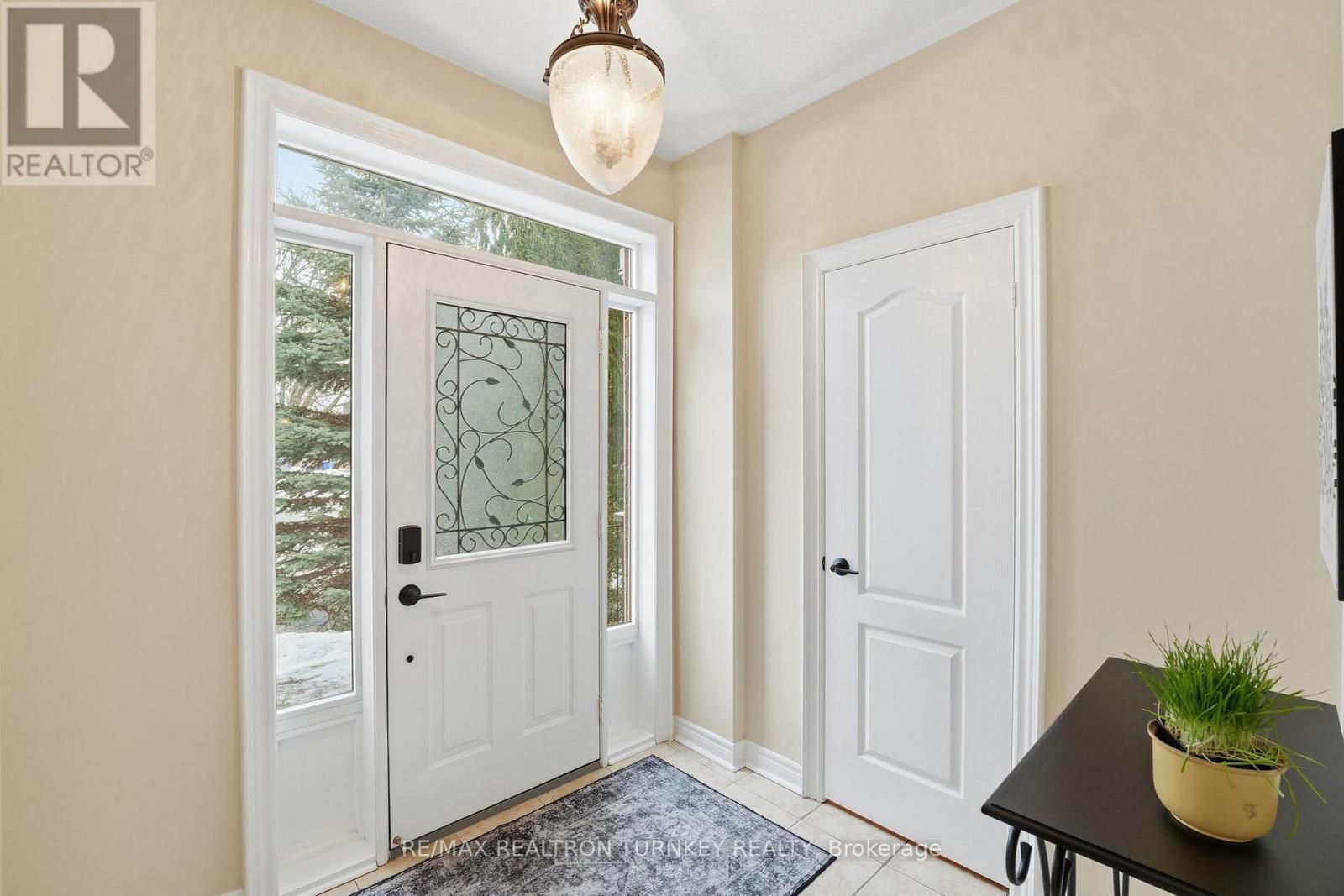 228 Sawmill Valley Drive, Newmarket, Ontario  L3X 2W1 - Photo 3 - N12692550