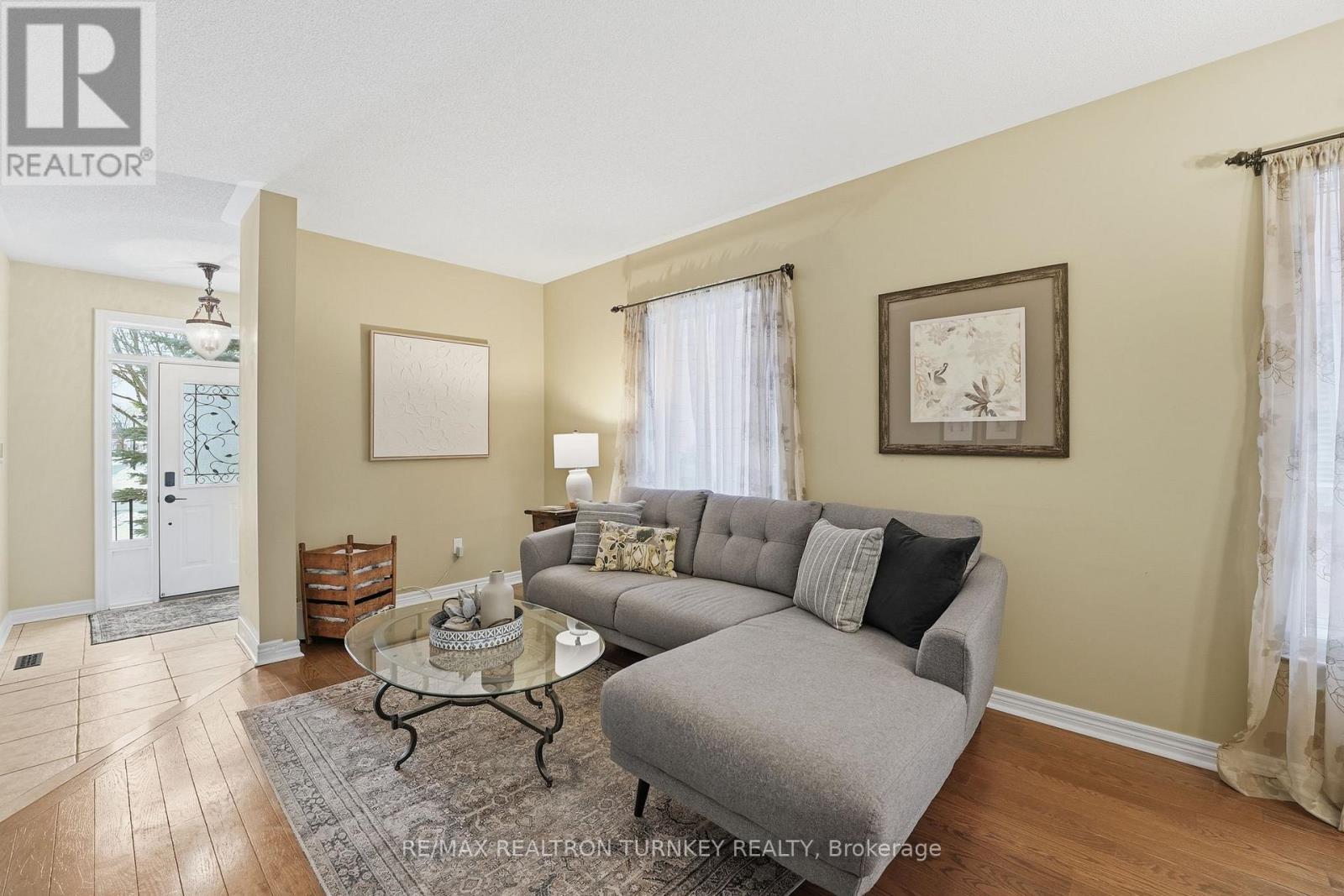 228 Sawmill Valley Drive, Newmarket, Ontario  L3X 2W1 - Photo 6 - N12692550