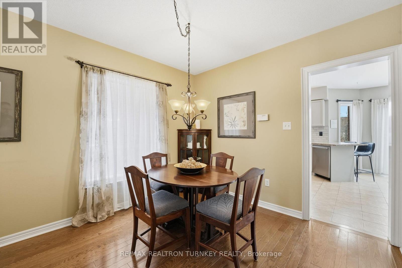 228 Sawmill Valley Drive, Newmarket, Ontario  L3X 2W1 - Photo 7 - N12692550