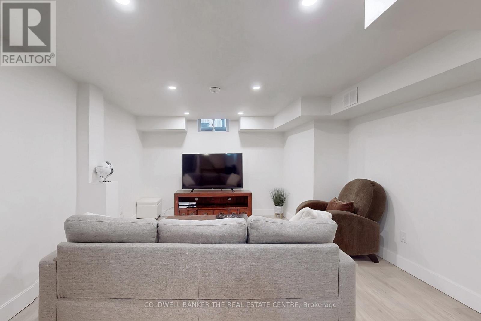 32 Hollingshead Drive, Aurora, Ontario  L4G 5K3 - Photo 9 - N12692620