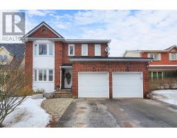 32 HOLLINGSHEAD DRIVE, Aurora, Ontario