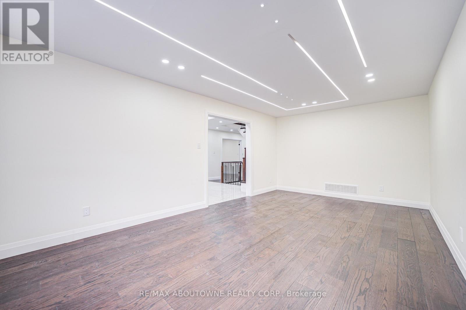 1126 Berkshire Court, Oakville, Ontario  L6M 2L6 - Photo 10 - W12692510