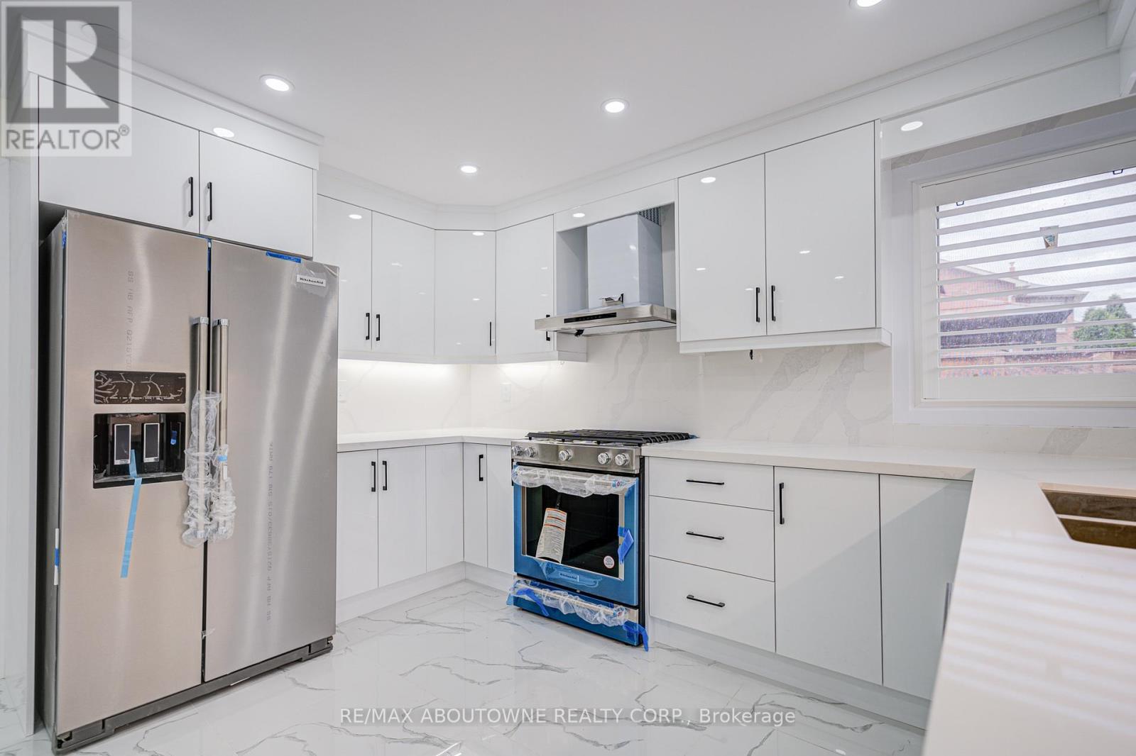 1126 Berkshire Court, Oakville, Ontario  L6M 2L6 - Photo 15 - W12692510