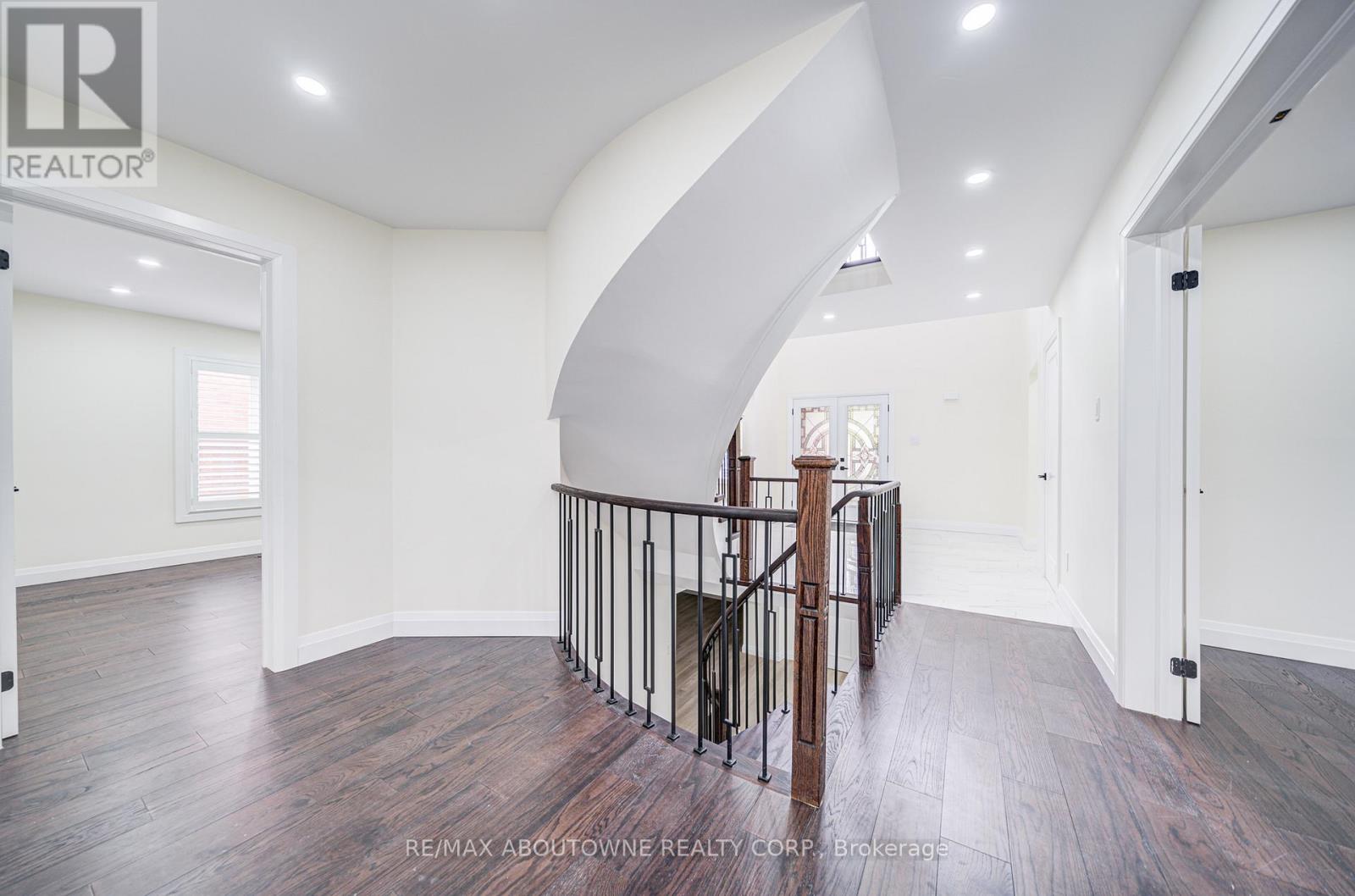 1126 Berkshire Court, Oakville, Ontario  L6M 2L6 - Photo 18 - W12692510