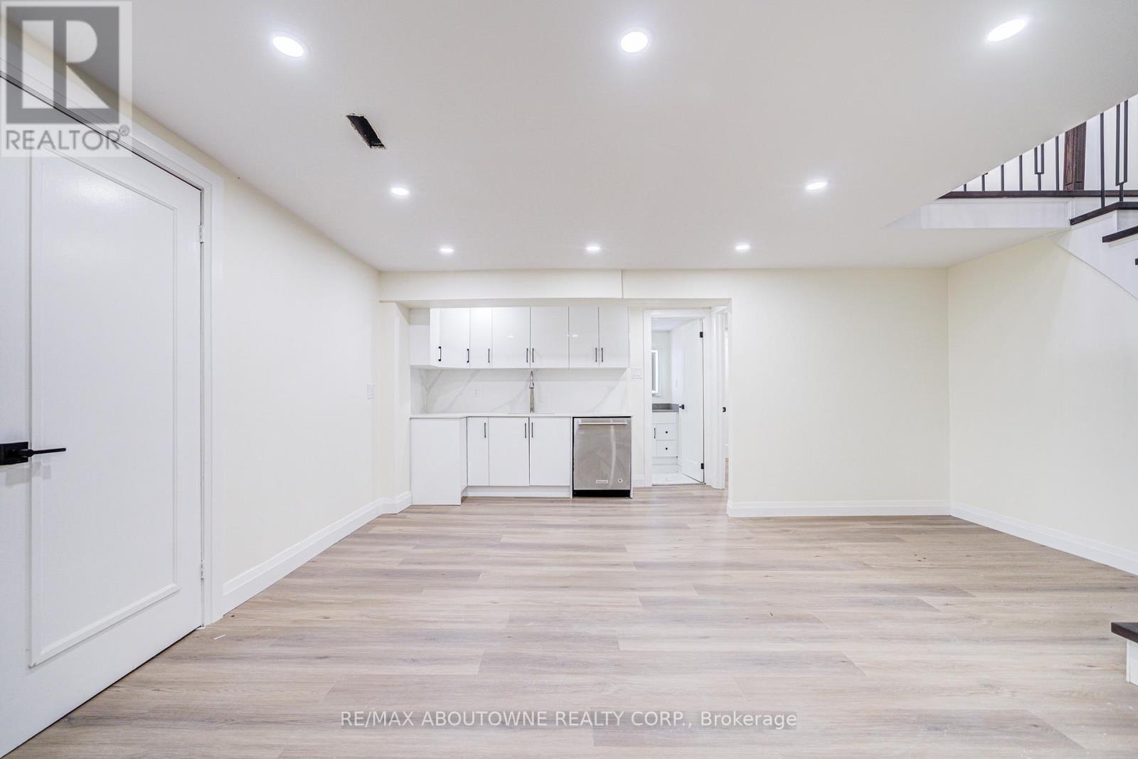 1126 Berkshire Court, Oakville, Ontario  L6M 2L6 - Photo 34 - W12692510