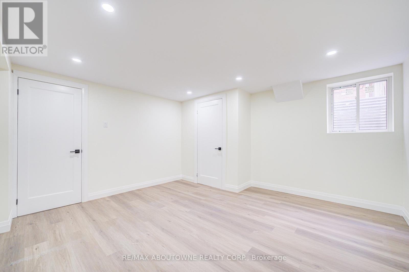 1126 Berkshire Court, Oakville, Ontario  L6M 2L6 - Photo 36 - W12692510