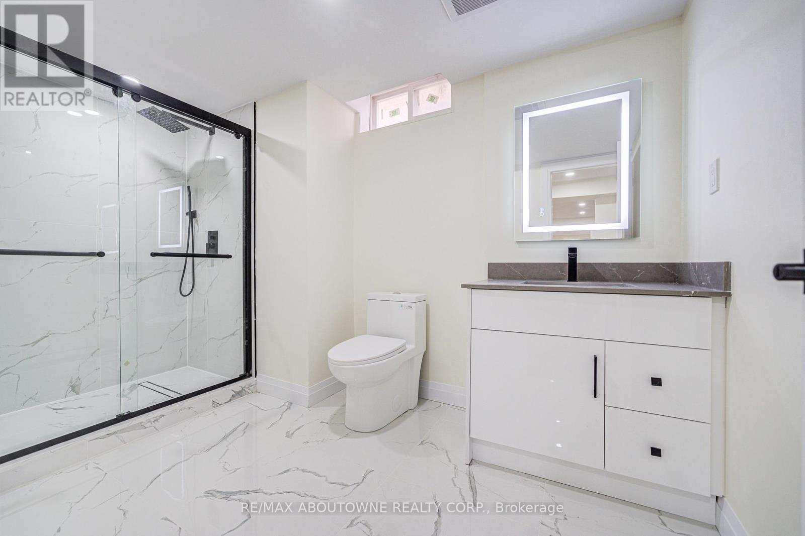 1126 Berkshire Court, Oakville, Ontario  L6M 2L6 - Photo 37 - W12692510