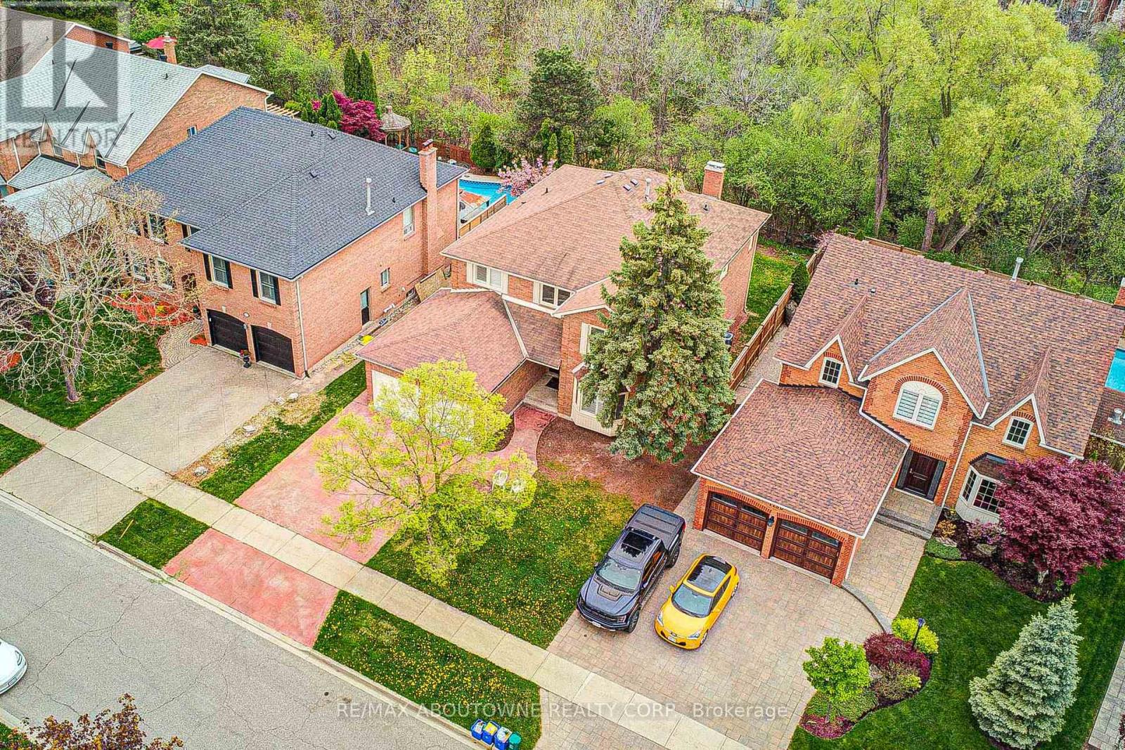 1126 Berkshire Court, Oakville, Ontario  L6M 2L6 - Photo 4 - W12692510