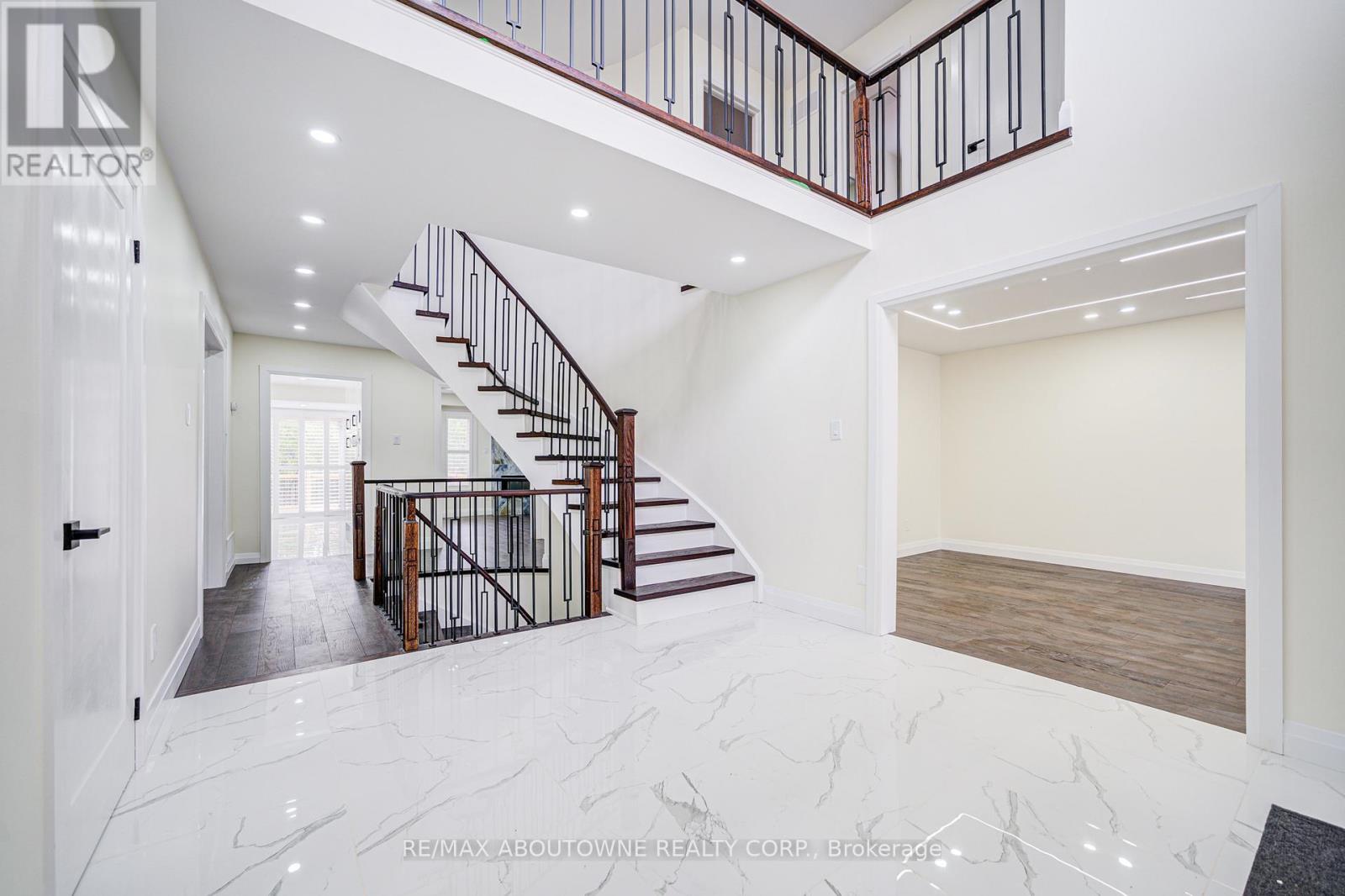 1126 Berkshire Court, Oakville, Ontario  L6M 2L6 - Photo 7 - W12692510