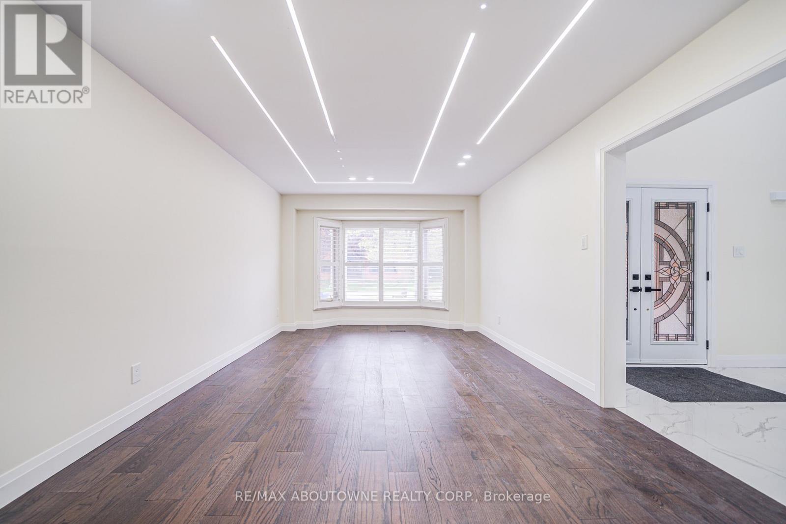 1126 Berkshire Court, Oakville, Ontario  L6M 2L6 - Photo 9 - W12692510