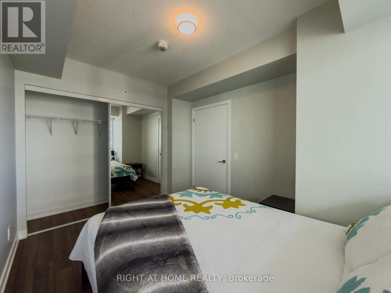 1404 - 30 Samuel Wood Way, Toronto, Ontario  M9B 0C9 - Photo 12 - W12692516