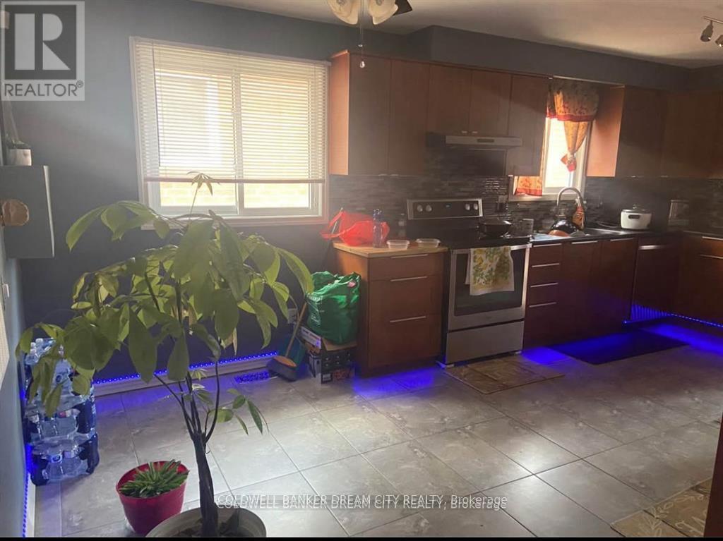 8 Maplehurst Square, Brampton, Ontario  L6Z 1J6 - Photo 3 - W12692644