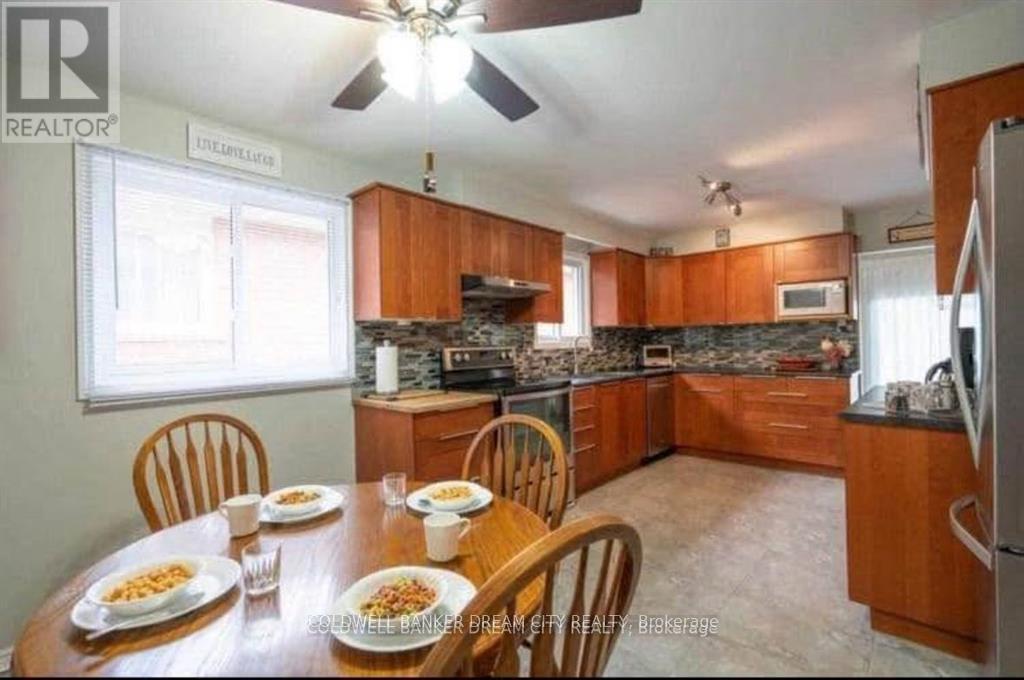 8 Maplehurst Square, Brampton, Ontario  L6Z 1J6 - Photo 4 - W12692644