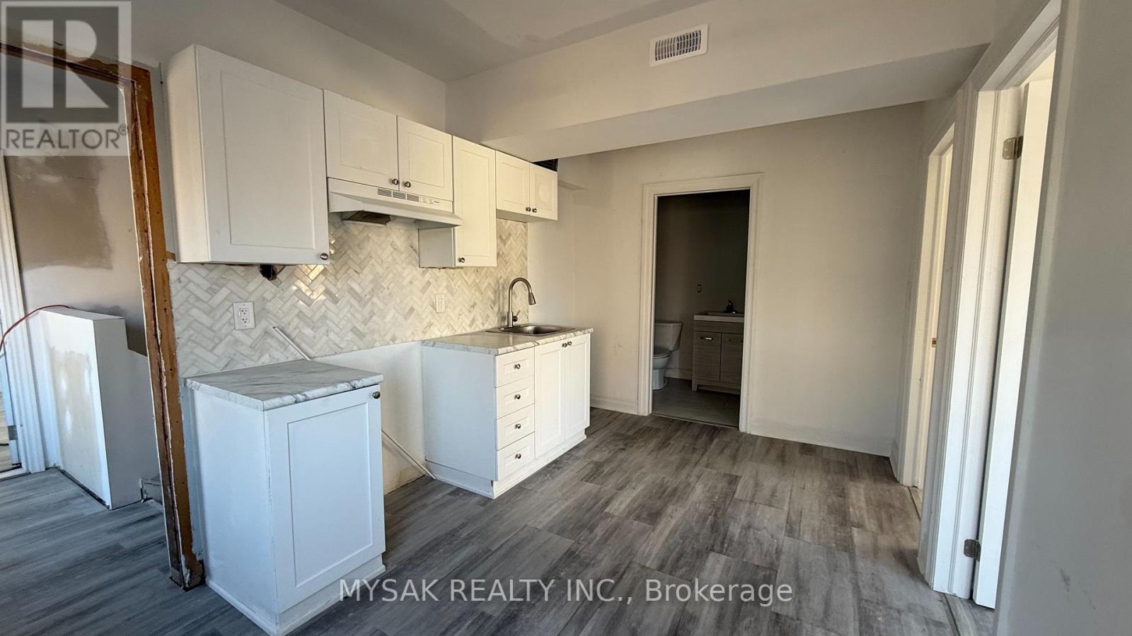 7 King Street, St. Catharines, Ontario  L2R 5H9 - Photo 2 - X12692648