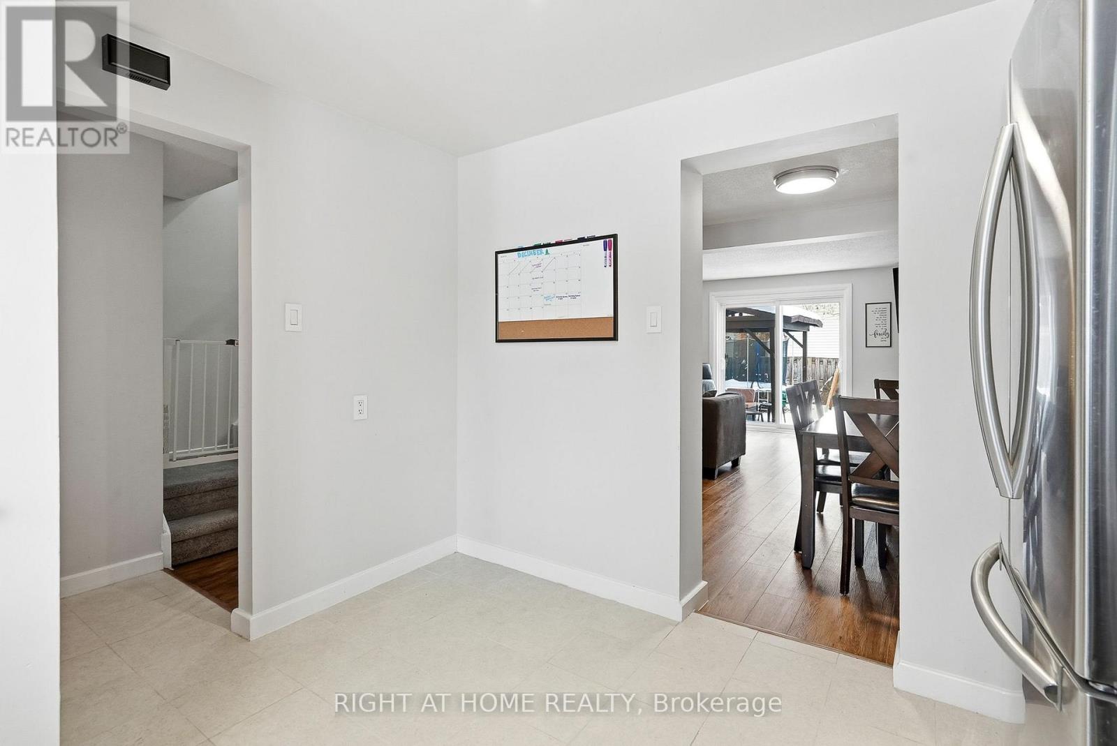 1633 Lafrance Drive, Ottawa, Ontario  K1E 2L7 - Photo 4 - X12692702