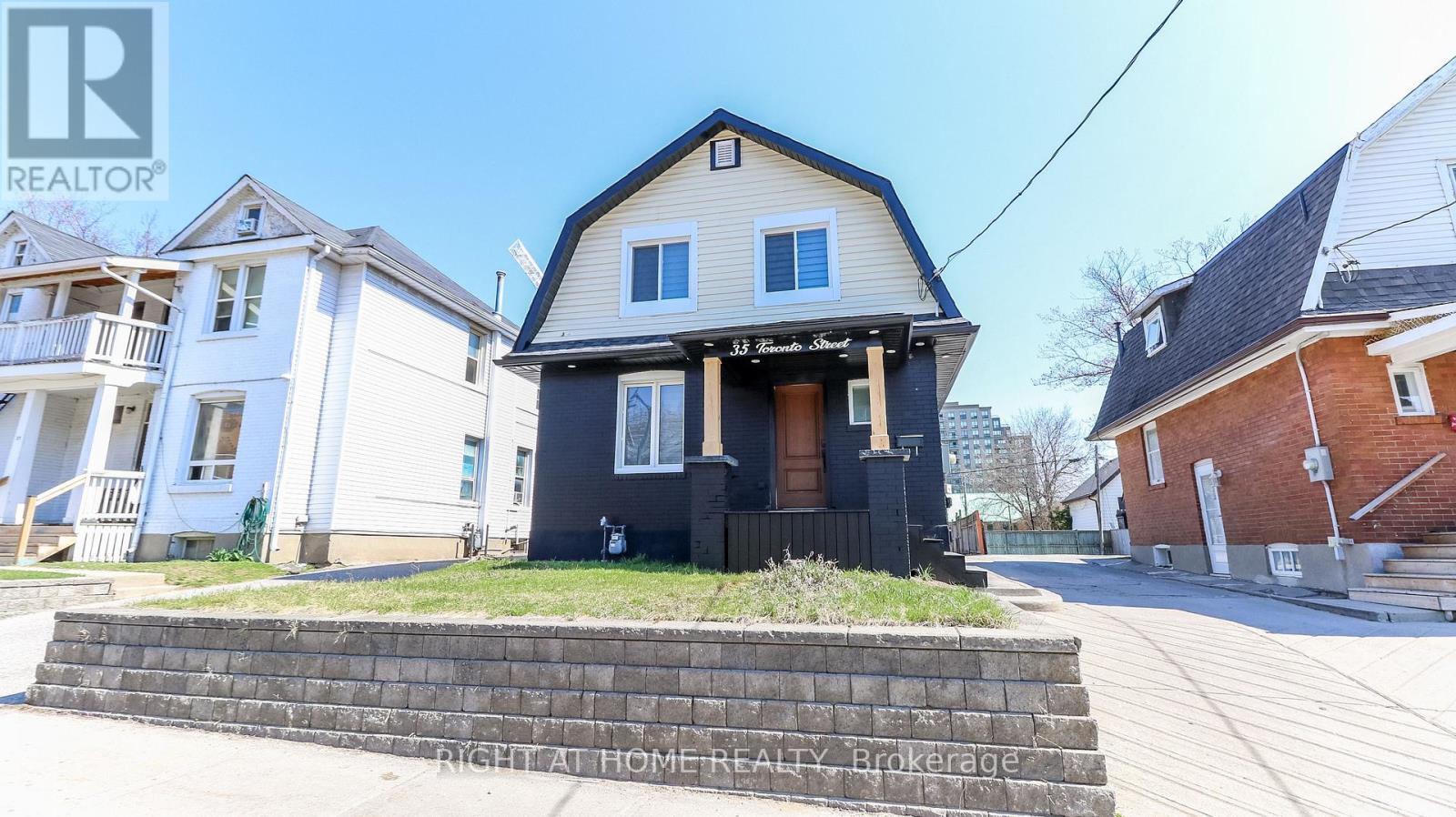 35 Toronto Street, Barrie (City Centre), Ontario  L4N 1T8 - Photo 1 - S12692768