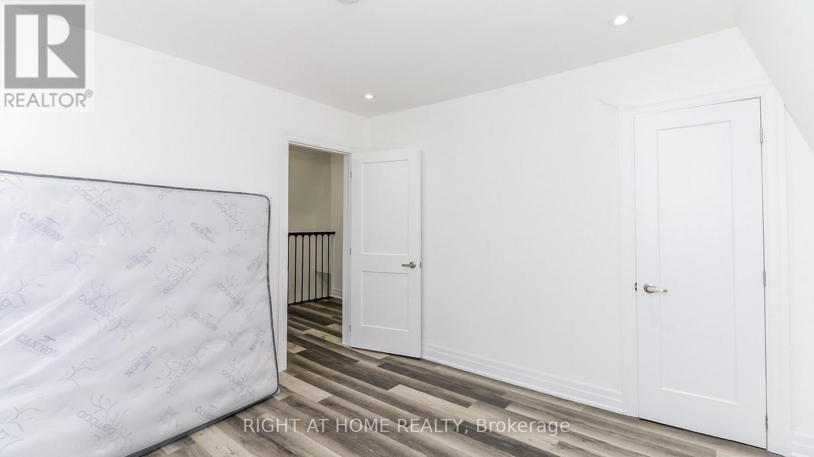 35 Toronto Street, Barrie (City Centre), Ontario  L4N 1T8 - Photo 13 - S12692768