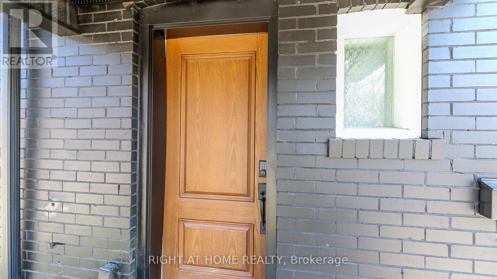 35 Toronto Street, Barrie (City Centre), Ontario  L4N 1T8 - Photo 2 - S12692768