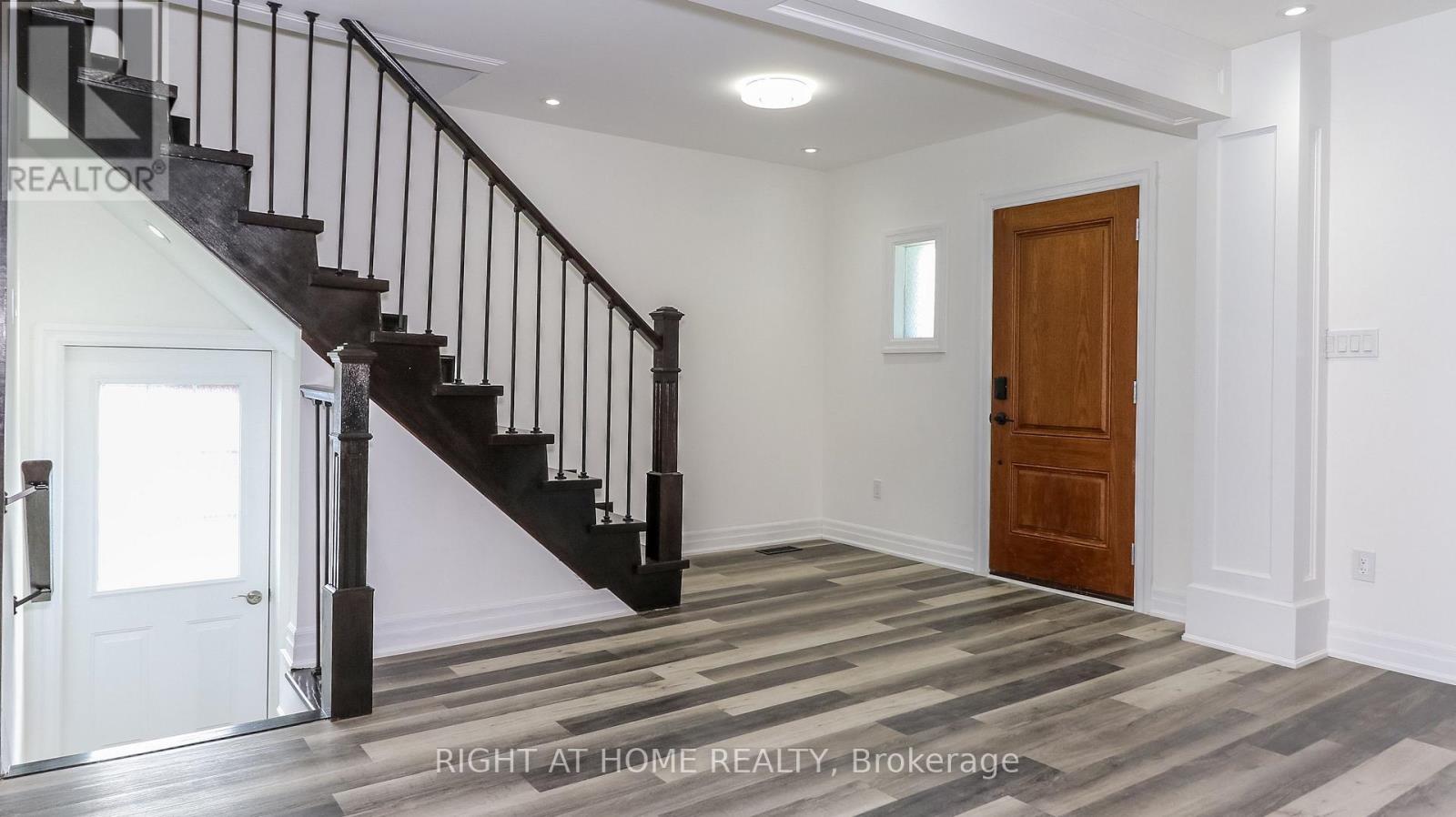 35 Toronto Street, Barrie (City Centre), Ontario  L4N 1T8 - Photo 3 - S12692768