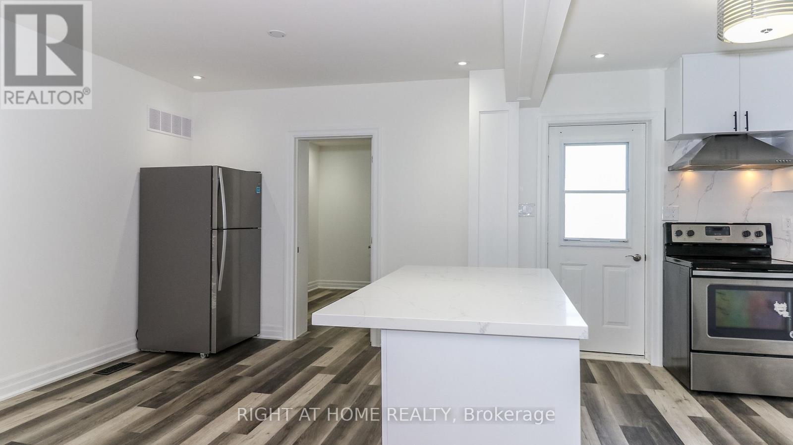 35 Toronto Street, Barrie (City Centre), Ontario  L4N 1T8 - Photo 5 - S12692768