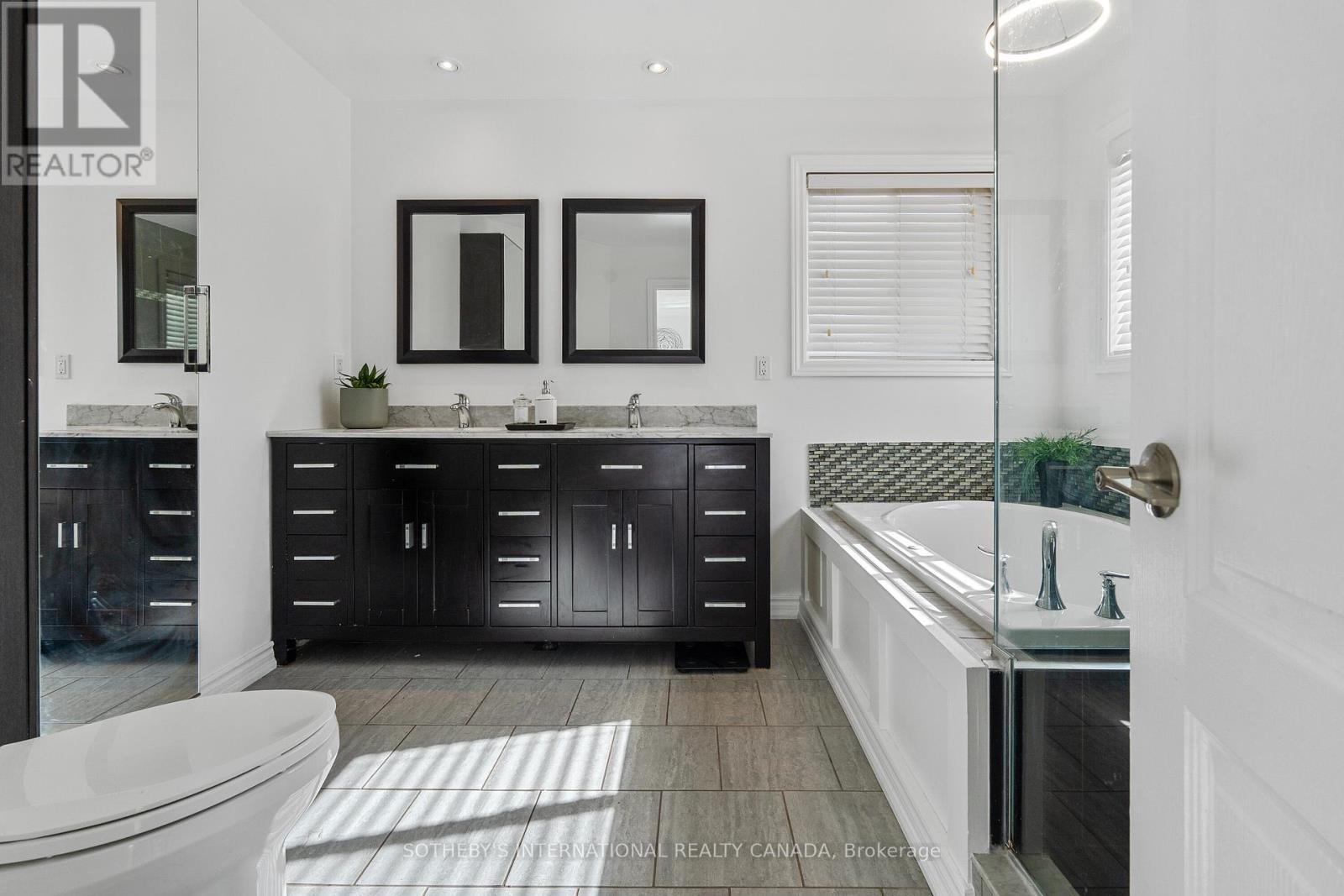 2182 Meadowglen Drive, Oakville, Ontario  L6M 4C9 - Photo 18 - W12692688