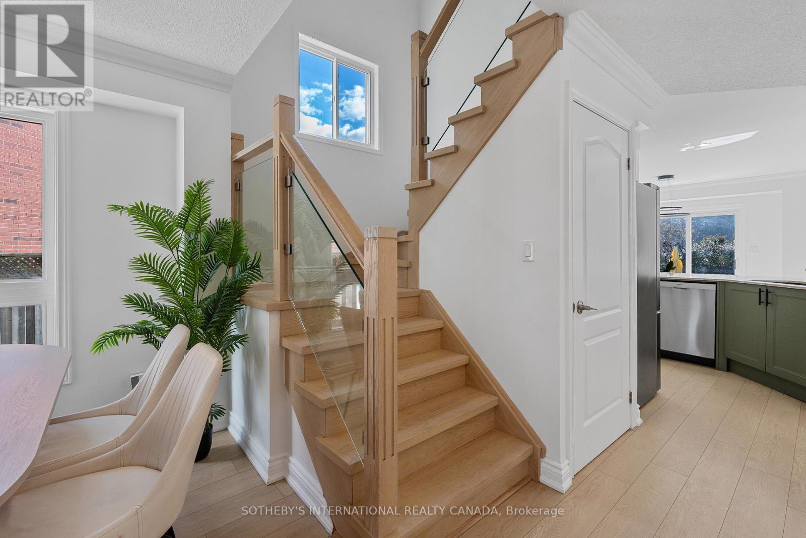 2182 Meadowglen Drive, Oakville, Ontario  L6M 4C9 - Photo 9 - W12692688