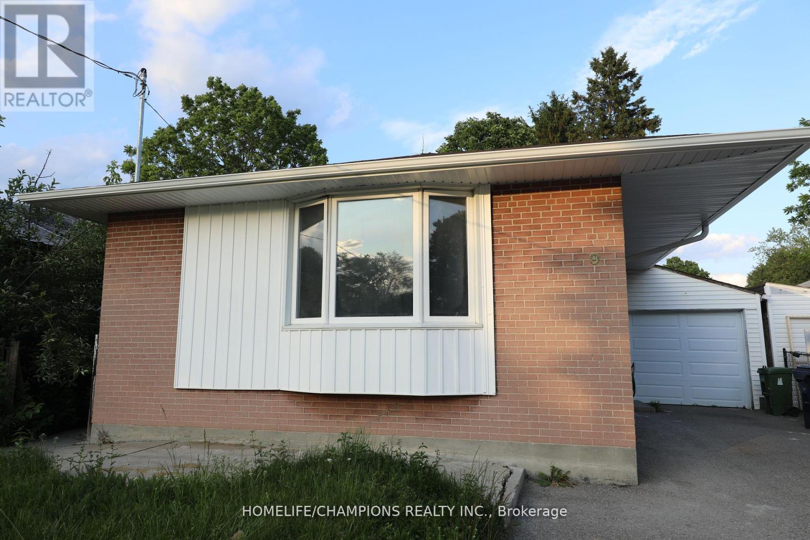 <div class="slider-price">$3,850 Monthly</div><p>9 Stoney Creek Drive, Toronto, Ontario</p>