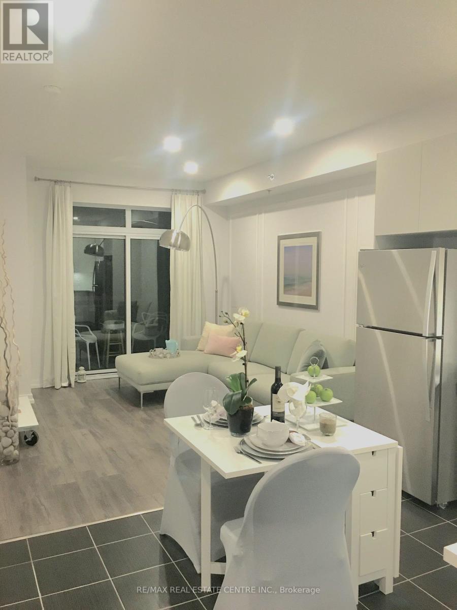 402 - 2490 Old Bronte Road, Oakville, Ontario  L6M 0Y5 - Photo 1 - W12692870