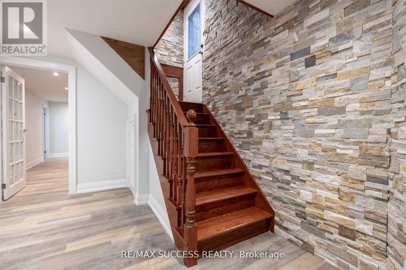 4484 Jenkin Circle, Mississauga, Ontario  L5R 1T8 - Photo 3 - W12692916