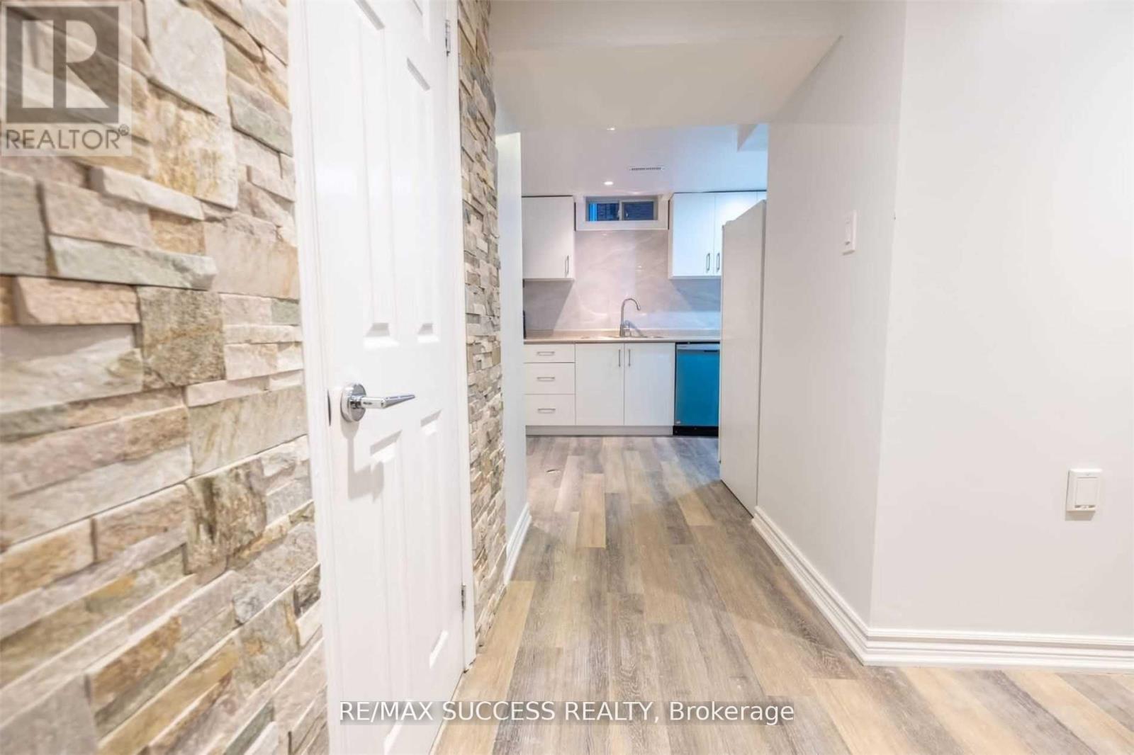 4484 Jenkin Circle, Mississauga, Ontario  L5R 1T8 - Photo 6 - W12692916