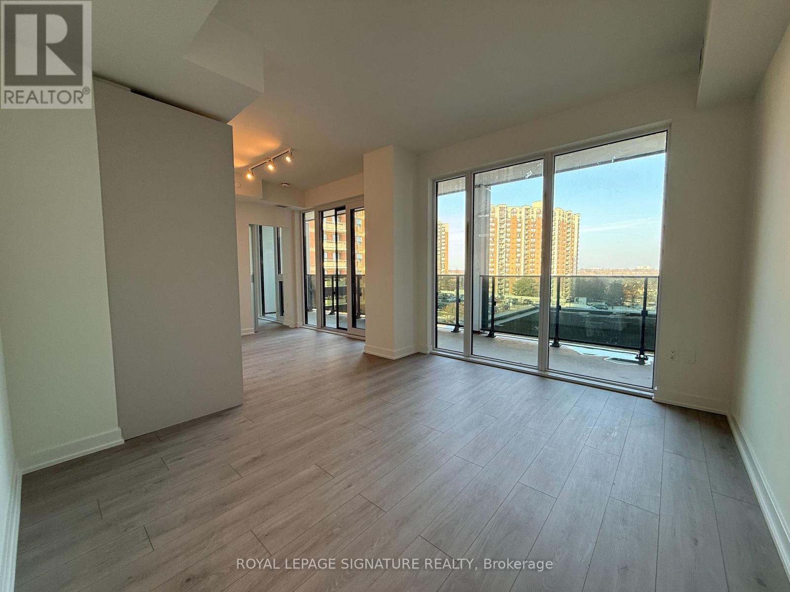 313 - 1 Fairview Road E, Mississauga, Ontario  L5A 4C6 - Photo 3 - W12692946