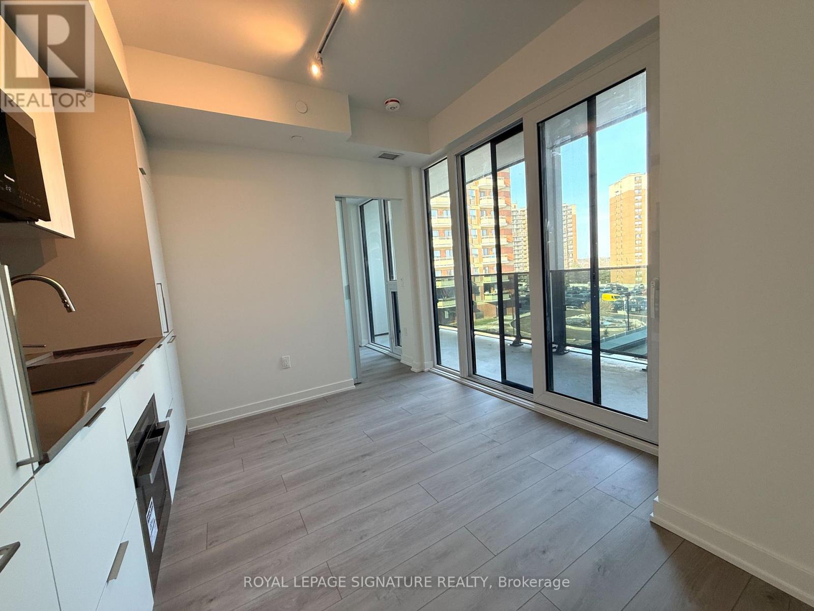 313 - 1 Fairview Road E, Mississauga, Ontario  L5A 4C6 - Photo 5 - W12692946