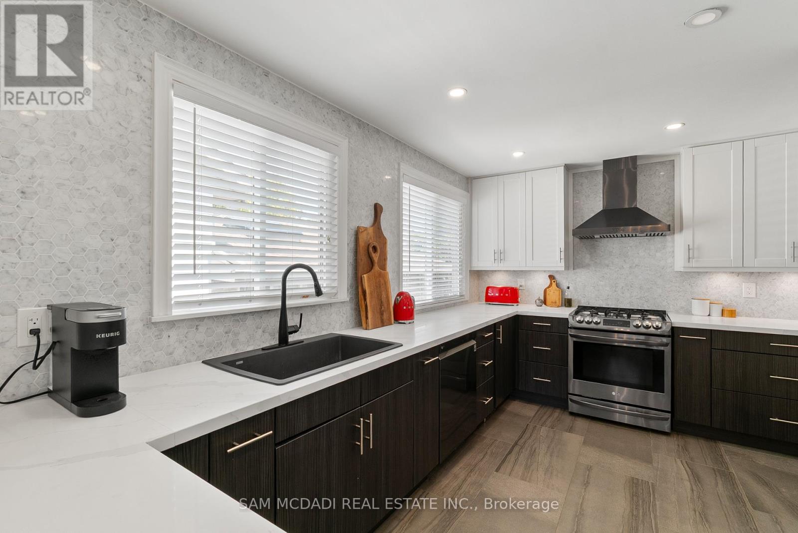 496 Seymour Drive, Oakville, Ontario  L6L 3K1 - Photo 9 - W12692970