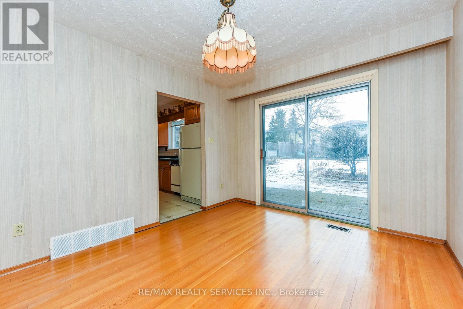 15 Richmond Drive, Brampton, Ontario  L6W 2E7 - Photo 18 - W12692976