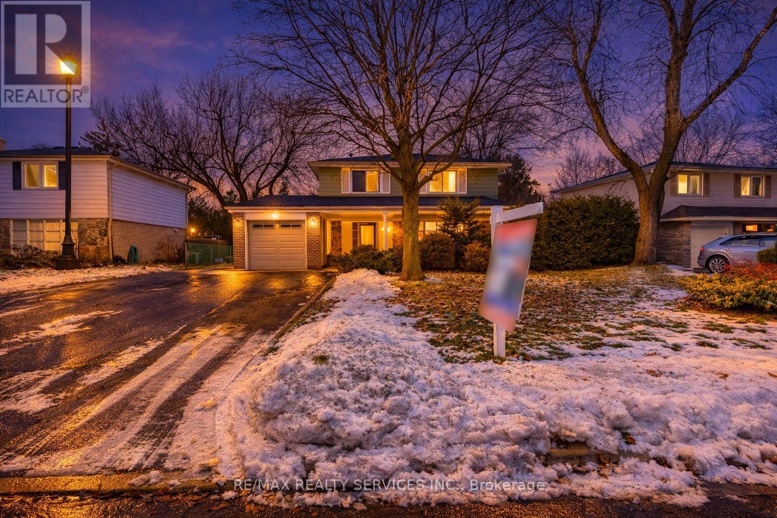 15 Richmond Drive, Brampton, Ontario  L6W 2E7 - Photo 2 - W12692976