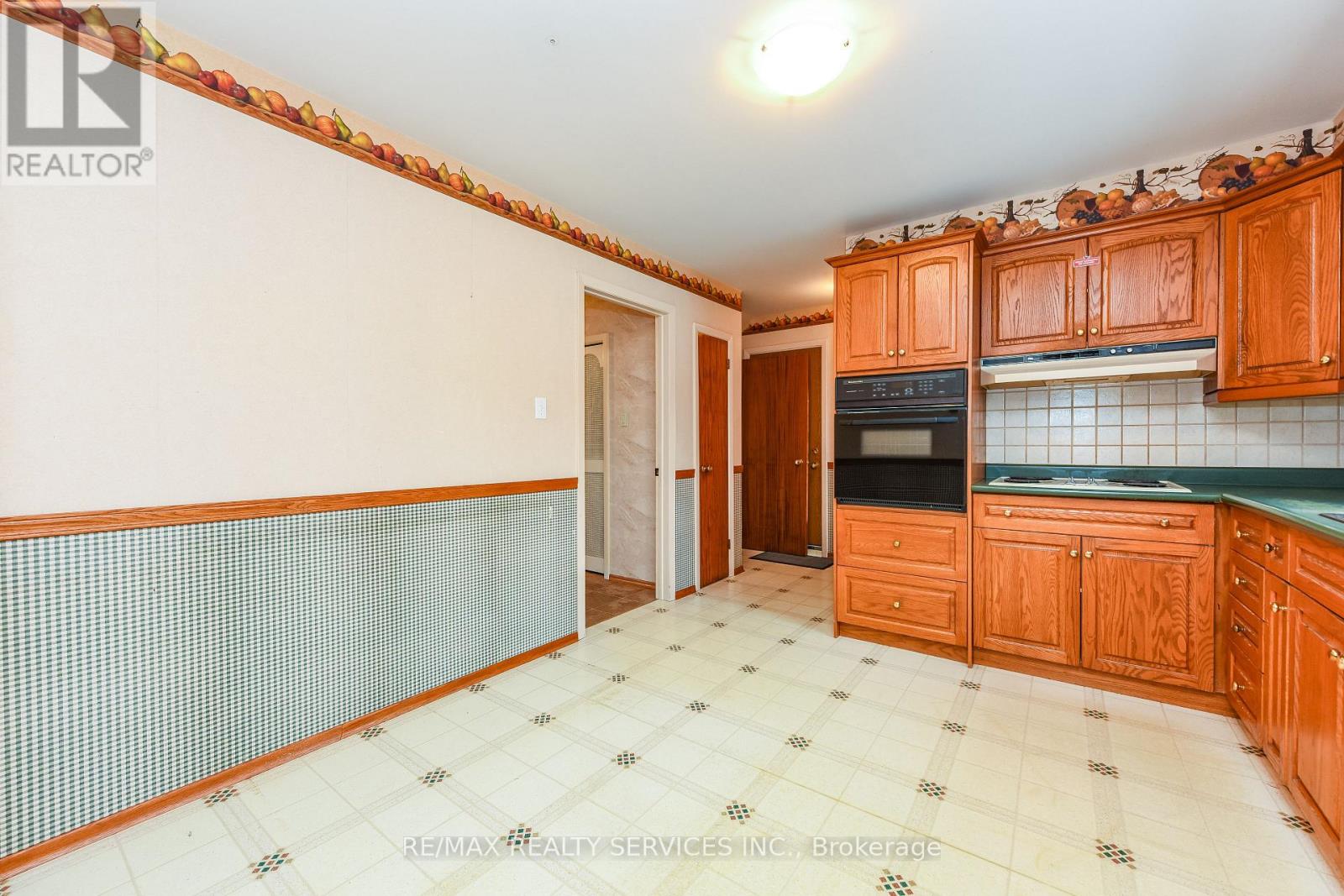 15 Richmond Drive, Brampton, Ontario  L6W 2E7 - Photo 22 - W12692976