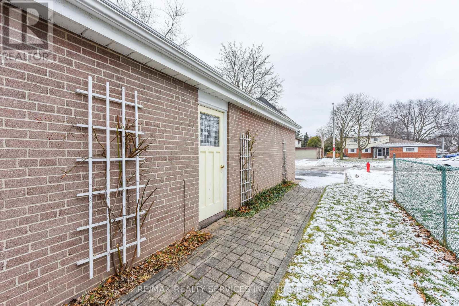 15 Richmond Drive, Brampton, Ontario  L6W 2E7 - Photo 6 - W12692976