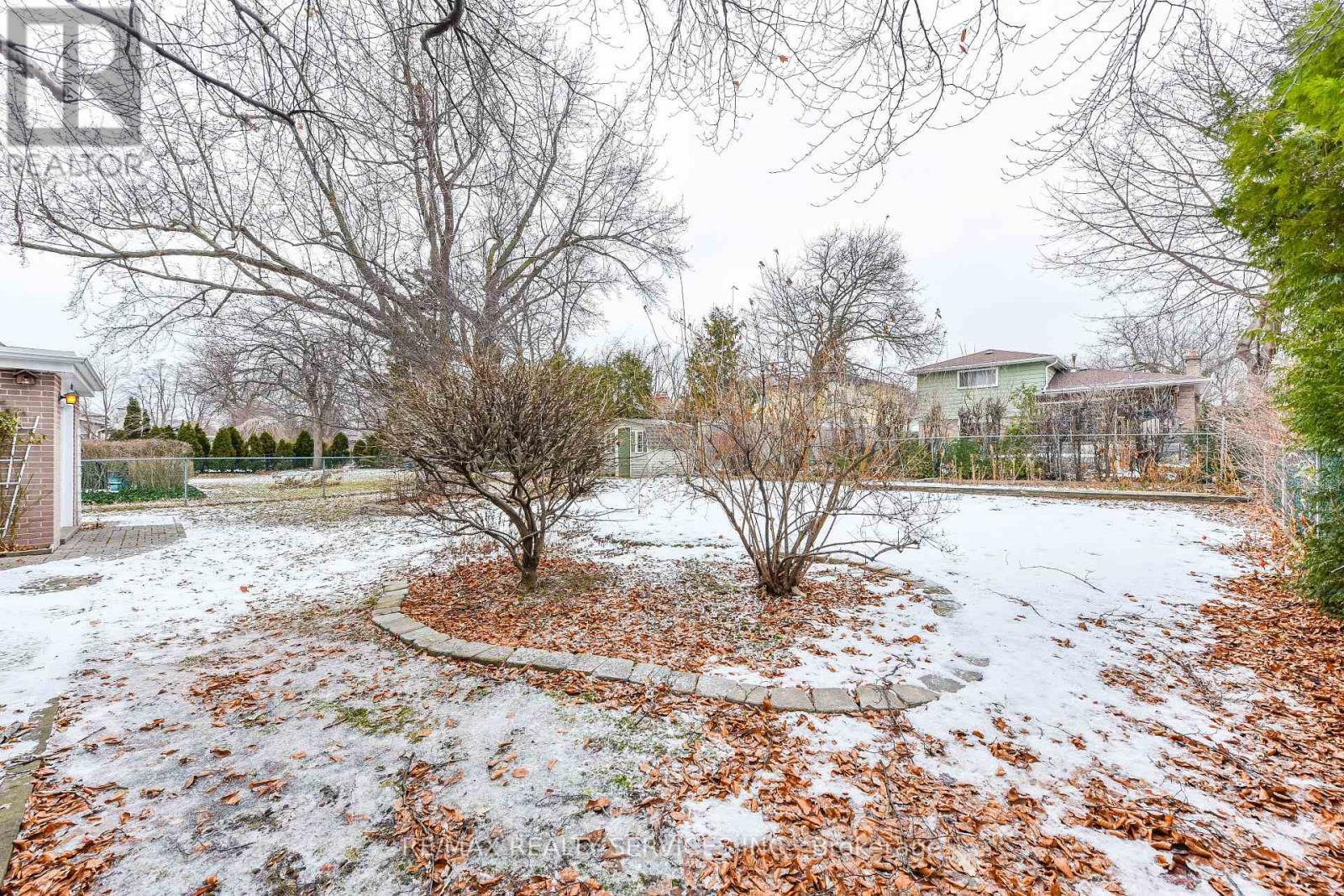 15 Richmond Drive, Brampton, Ontario  L6W 2E7 - Photo 8 - W12692976