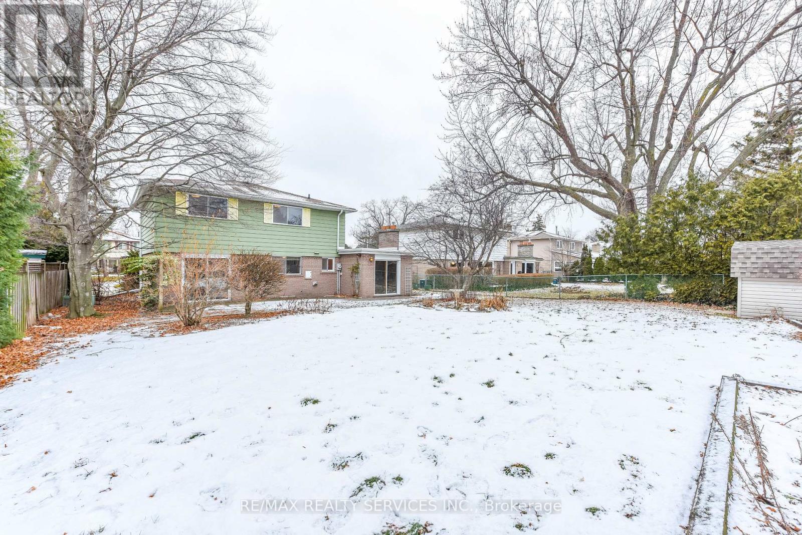 15 Richmond Drive, Brampton, Ontario  L6W 2E7 - Photo 9 - W12692976