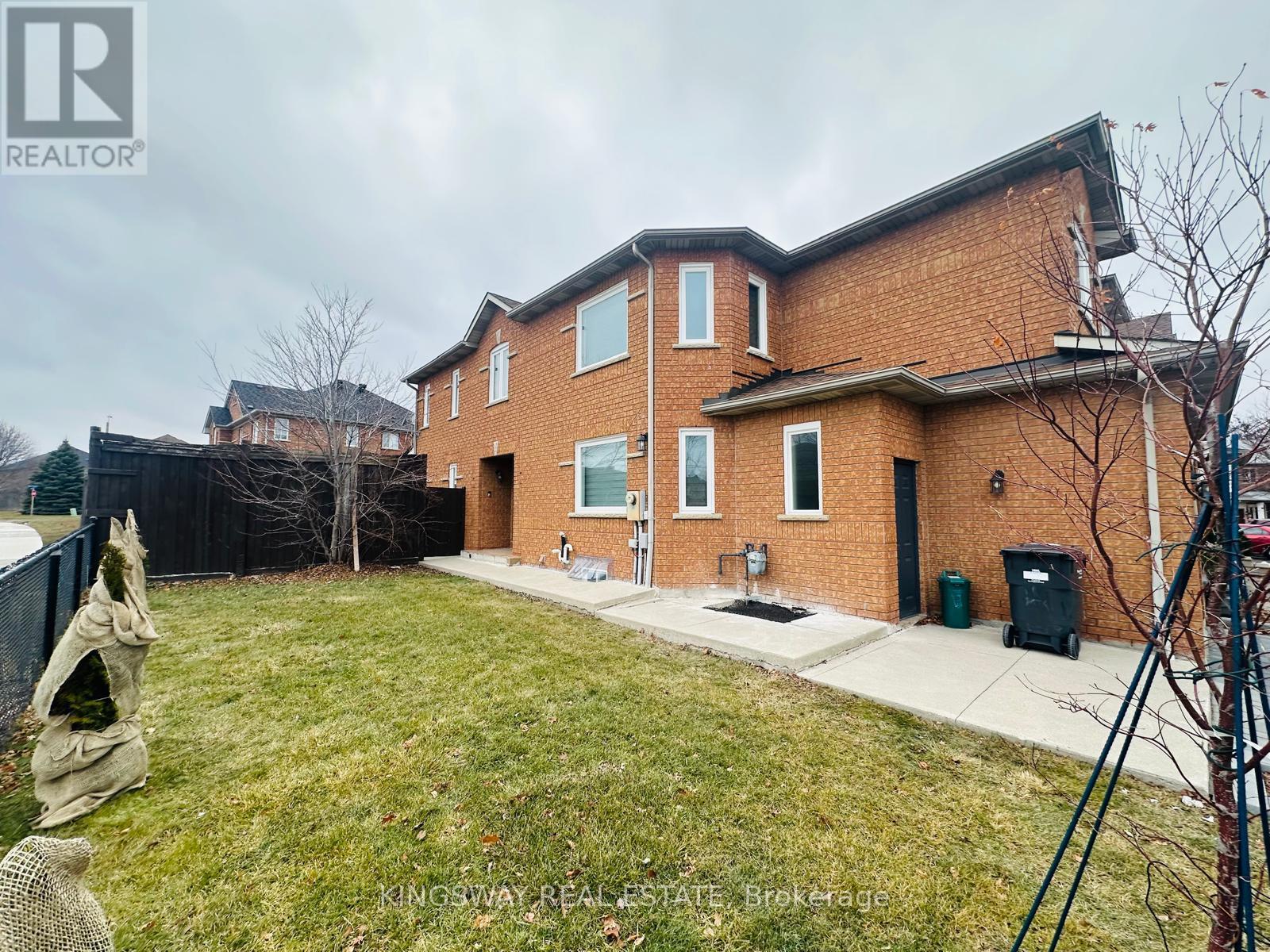 743 Mirage Place, Mississauga, Ontario  L5R 3Y2 - Photo 4 - W12692994