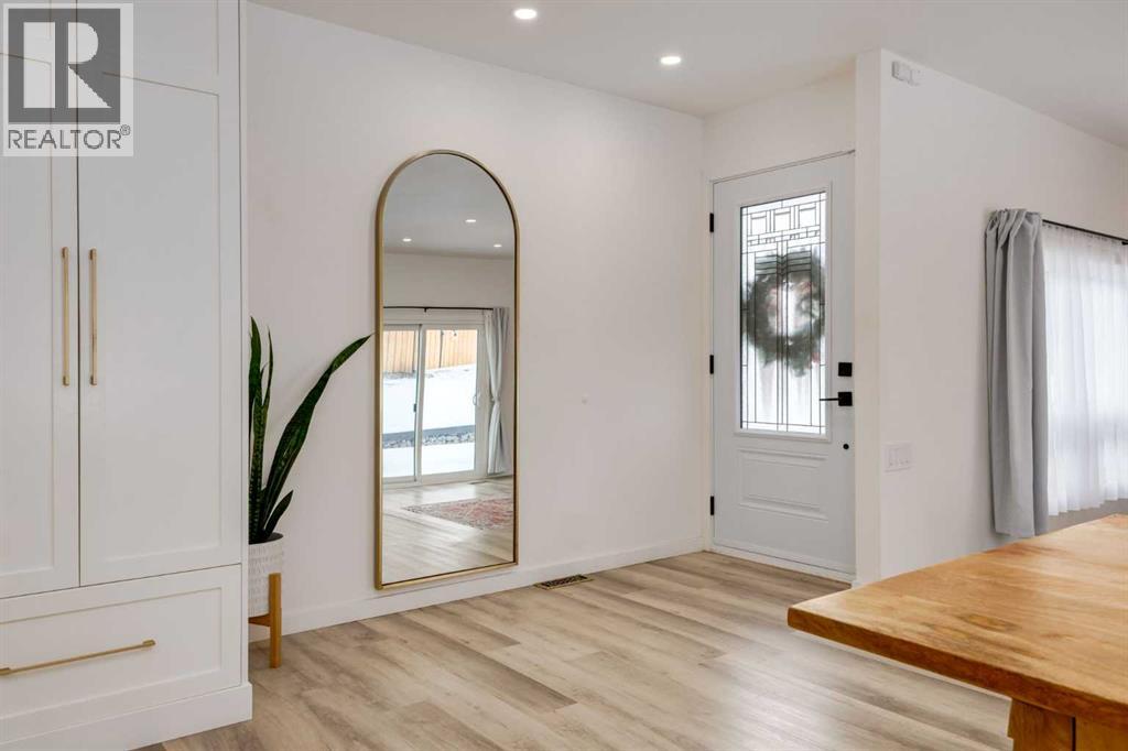 820 Cantrell Place Sw, Calgary, Alberta  T2W 2C3 - Photo 3 - A2278405