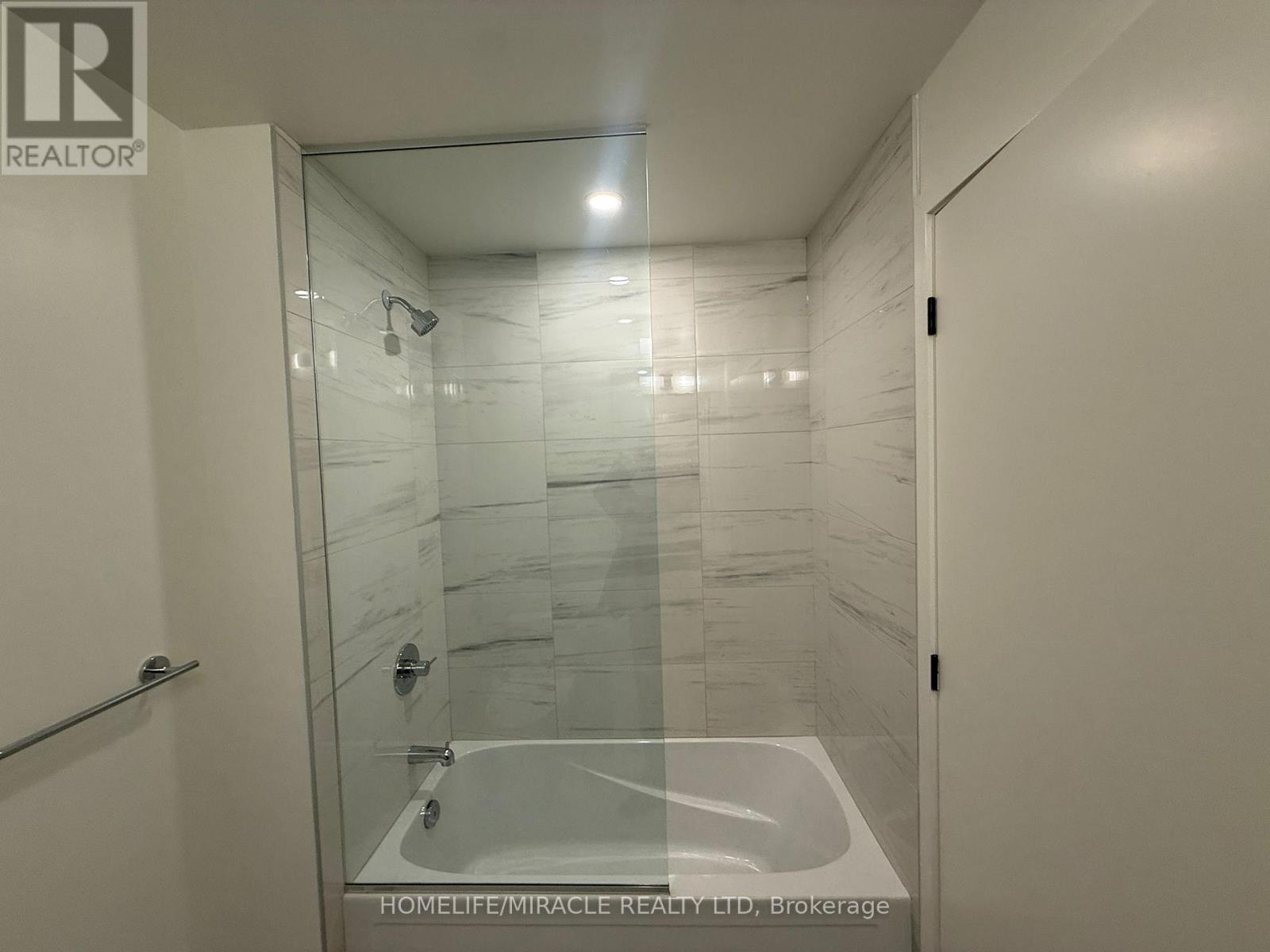 2005 - 28 Interchange Way, Vaughan, Ontario  L4K 0P8 - Photo 11 - N12693084