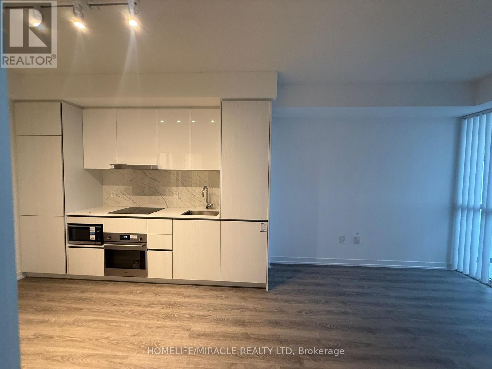 2005 - 28 Interchange Way, Vaughan, Ontario  L4K 0P8 - Photo 4 - N12693084