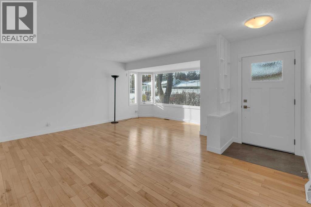 6312 Thorncliffe Drive Nw, Calgary, Alberta  T2K 3A7 - Photo 2 - A2278293