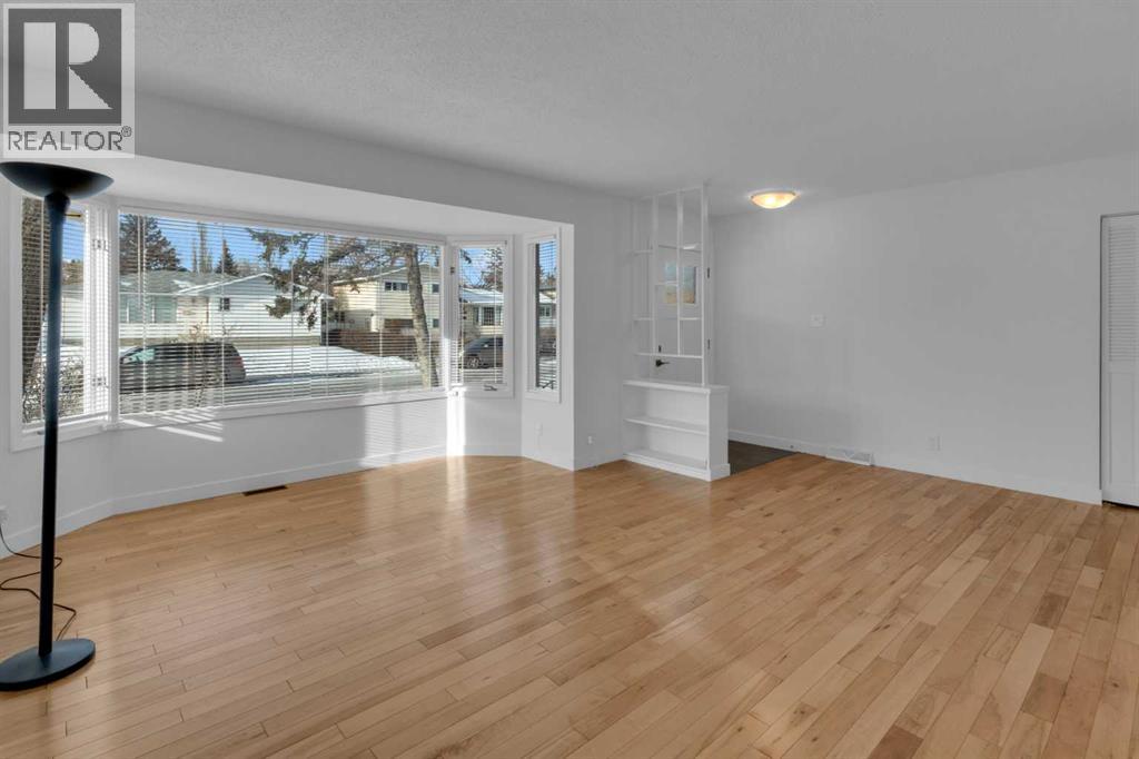 6312 Thorncliffe Drive Nw, Calgary, Alberta  T2K 3A7 - Photo 3 - A2278293