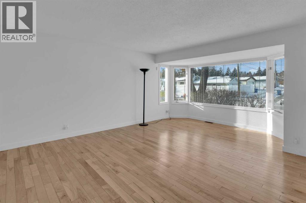 6312 Thorncliffe Drive Nw, Calgary, Alberta  T2K 3A7 - Photo 6 - A2278293