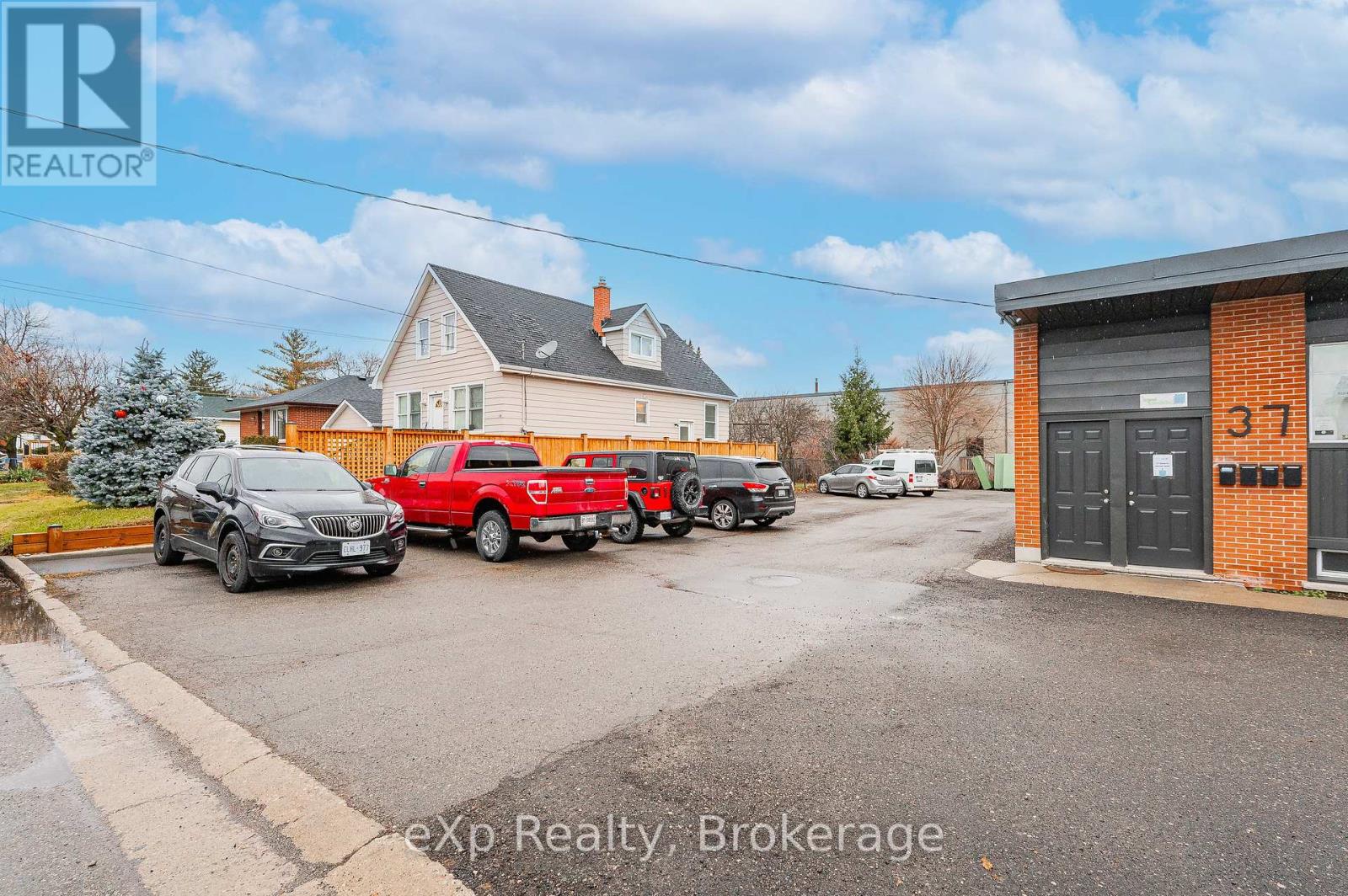 B - 37 Empire Street, Guelph (St. Patrick's Ward), Ontario  N1E 2Y4 - Photo 3 - X12693286