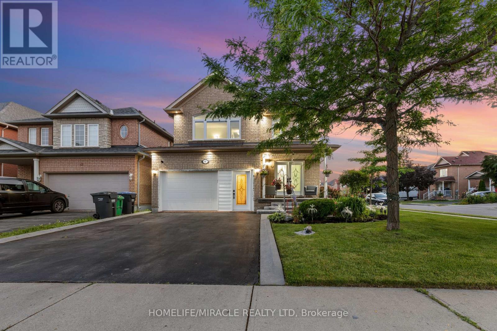 44 Newark Way, Brampton, Ontario  L7A 2W8 - Photo 2 - W12439403