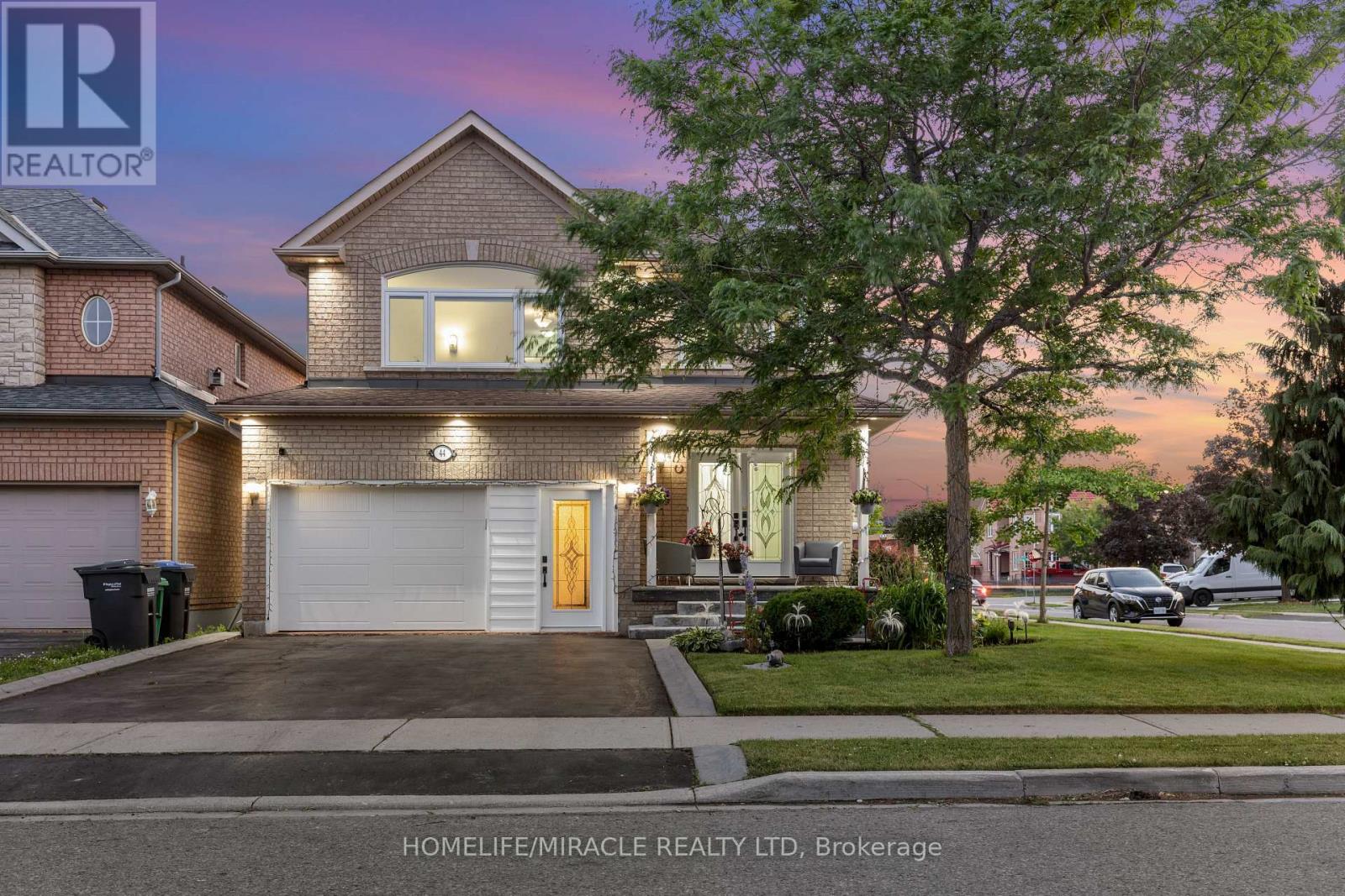 44 Newark Way, Brampton, Ontario  L7A 2W8 - Photo 3 - W12439403