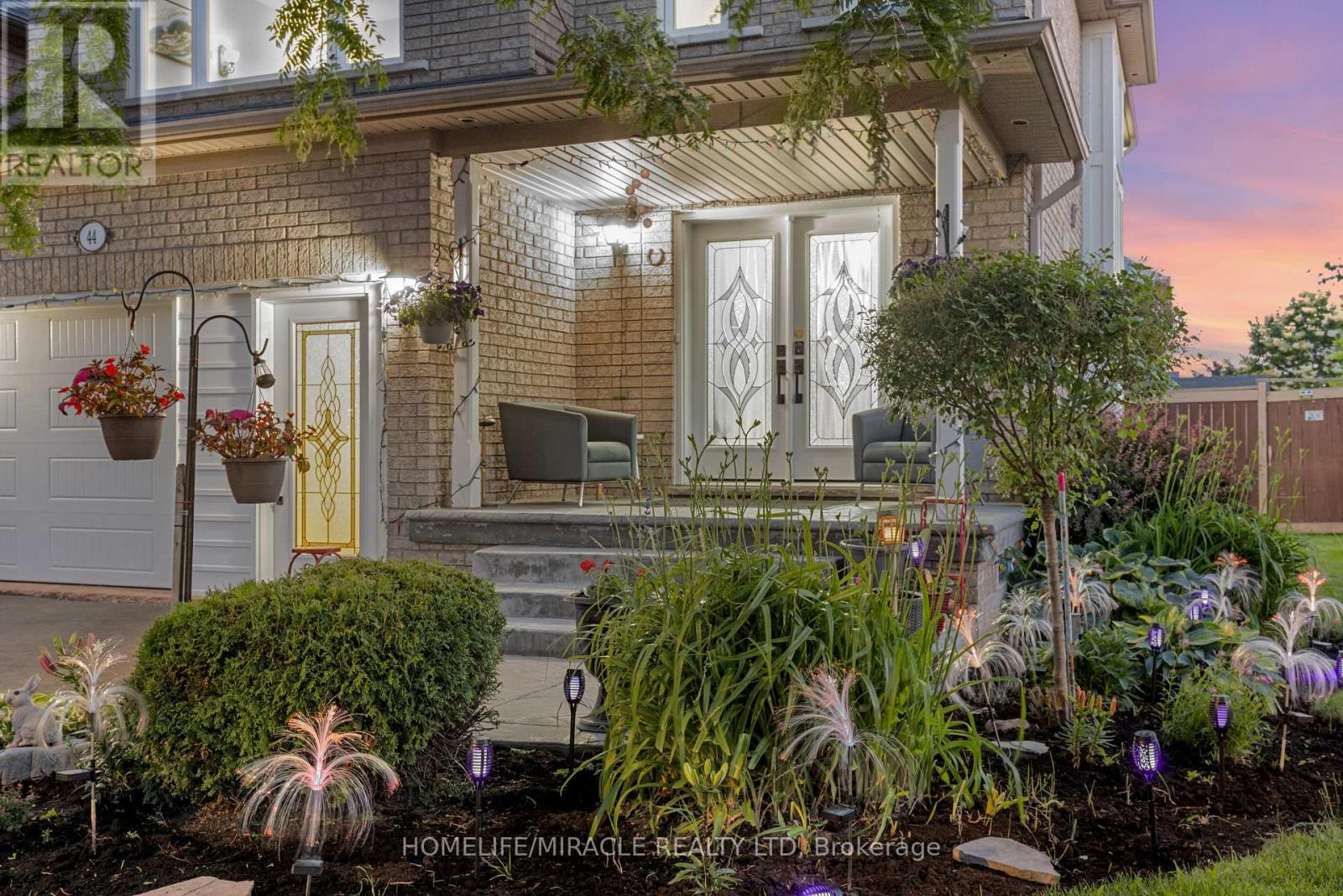 44 Newark Way, Brampton, Ontario  L7A 2W8 - Photo 6 - W12439403